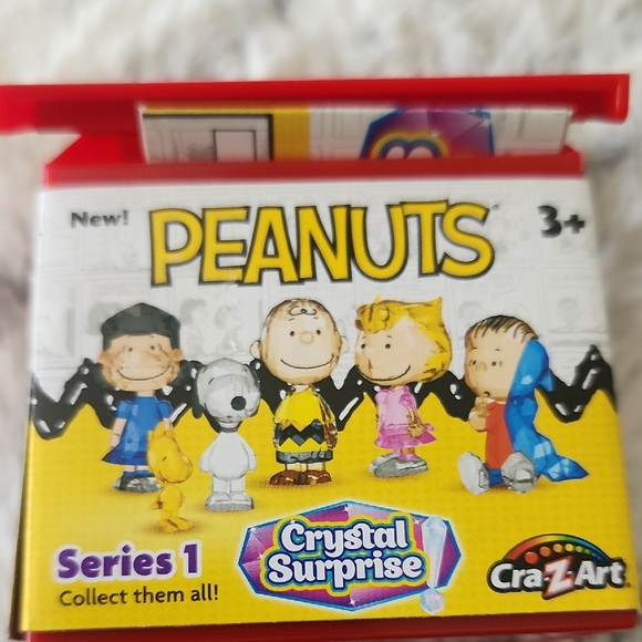 Peanuts Crystal Surprise Toy House - Red and Yellow - Picture 7 of 9